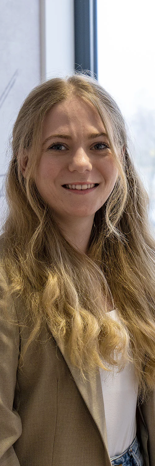 Studentin der FAU Erlangen-Nürnberg, die als Werkstudentin in Fürth arbeitet Bachelorarbeit in einem großen Unternehmen? Wir bieten dir spannende Themen und ein Top-Gehalt